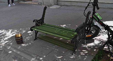 Kaldırımdaki banklar vandalların hedefi oldu