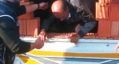 Kamyon kasasında tuğla kamuflajlı göçmen kaçakçılığı