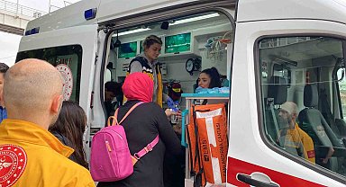 Kamyonet ile çarpışan otomobilde 3 kişi yaralandı