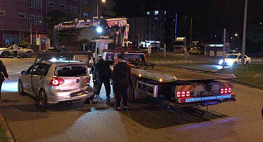 Kamyonet kavşakta otomobille çarpıştı: 3 yaralı