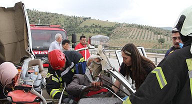 Kamyonet tıra arkadan çarptı: 1 ölü, 1 ağır yaralı