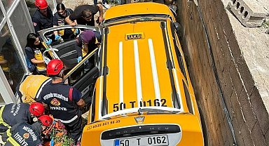 Kamyonetle çarpışan ticari taksi bahçeye düştü: 2 yaralı