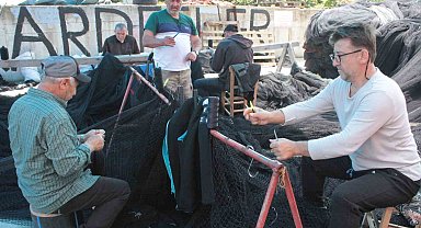 Karadenizli balıkçılar ağ bakım mesaisinde