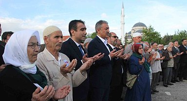 Karaman'da ilk hacı kafilesi dualarla kutsal topraklara uğurlandı