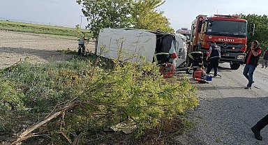 Karaman'da tarım işçilerini taşıyan minibüs devrildi: 16 yaralı