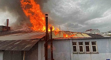 Karlıova'da pasaj yangını, dumanlar gökyüzünü kapladı