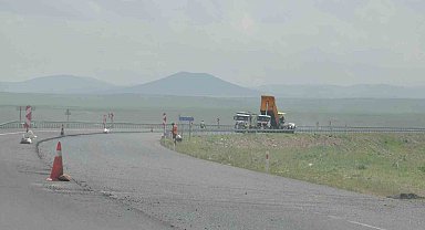 Kars-Arpaçay arasında yol çalışmaları devam ediyor