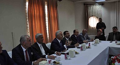 Kars'ta AK Parti milletvekilleri muhtarlarla buluştu