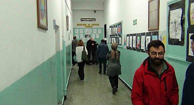 Kars'ta vatandaşlar oy kullanmaya başladı