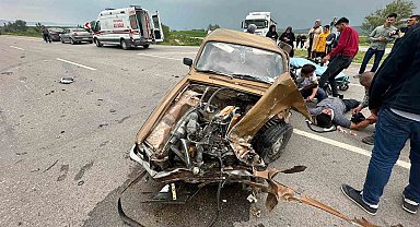 Kavşakta otomobil ile kamyonet çarpıştı: 2 yaralı