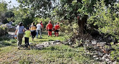 Kayalıklarda yaralanan turist ile mahsur kalan keçi kurtarıldı