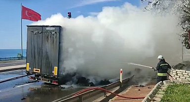 Kazakistan'dan Yunanistan'a tekstil ürünü götüren tır alev alev yandı