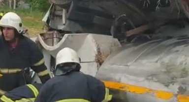 Kırklareli'de otomobil ile tanker çapıştı: Tanker sürücüsünü sıkıştığı yerden itfaiye ekipleri kurtardı