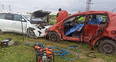 Kırklareli'nde iki otomobil kafa kafaya çarpıştı: 1 ölü, 4 yaralı