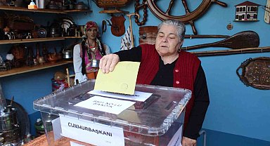 Kırklareli'nde seyyar sandık evlerinden çıkamayan seçmenlerin ayağına gidiyor