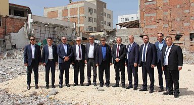 KKTC Başbakanı Üstel, İsias Otel'in enkazında incelemelerde bulundu