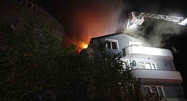 Kocaeli'de 4 katlı apartmanın çatısını alevler sardı