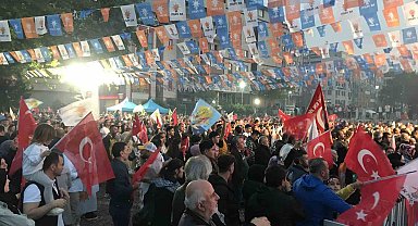 Kocaeli'de AK Parti il binası önünde kutlamalar başladı