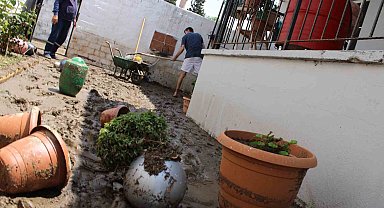 Koçarlı'da selin izleri silinmeye çalışılıyor