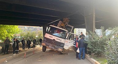 Konteynır yüklü tır köprü altına sıkıştı