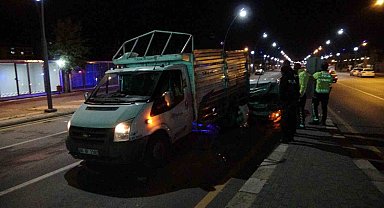 Kontrolden çıkan araç kırmızı ışıkta bekleyen kamyonete ok gibi saplandı