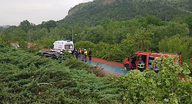 Kontrolden çıkan cip bariyeri kırıp bisiklet yoluna uçtu