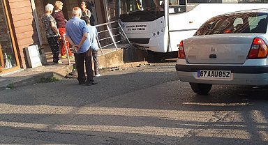 Kontrolden çıkan halk otobüsü duvara çarptı: 2 yaralı