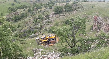 Kontrolden çıkan iş makinesi uçuruma devrildi