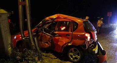 Kontrolden çıkan otomobil elektrik direğine çarptı: 1'i ağır 2 yaralı