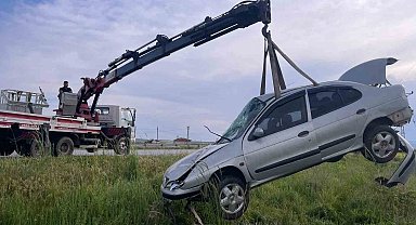 Kontrolden çıkan otomobil tarlaya devrildi: 2 yaralı