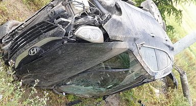 Kontrolden çıkan otomobil tarlaya devrildi: 2 yaralı