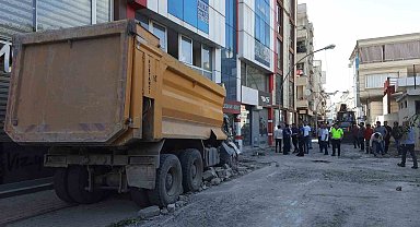 Kontrollü yıkılan minare kamyon ve iş yerlerine zarar verdi