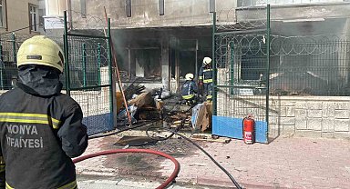 Konya'da depodaki yatak ve bazalar yandı