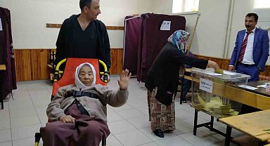 Konya'da oy kullanmaya ambulansla geldi
