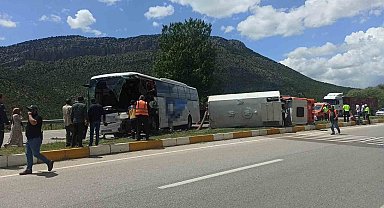 Konya'da yolcu otobüsü ile temizlik aracı çarpıştı: 1 ölü, 15 yaralı