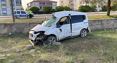 Köpeğe çarpan hafif ticari araç takla attı: 1 yaralı