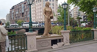 Köprübaşı'nda heykelin duvarı vandalların hedefi oldu