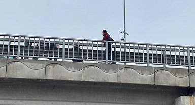 Köprülü kavşak üzerinde intihar girişimi: Polisler yaklaştı o uzaklaştı