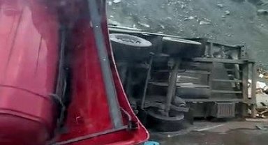 Kovan yüklü tır ile minibüs çarpıştı: 3 yaralı