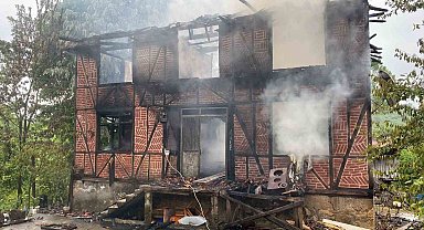 Köy evi alevlere teslim oldu: 2 yaralı