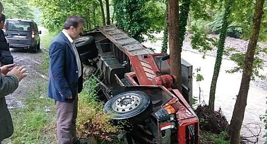 Köy Hizmetleri kamyonu şarampole yuvarlandı: 1 yaralı