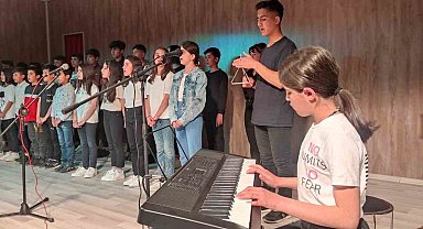Köy okulunda düzenlenen çok dilli koro dinleyenleri mest etti