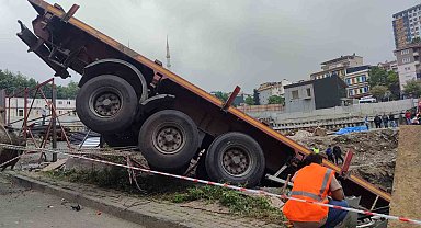 Küçükçekmece'de demir yüklü tır şantiye alanına düştü