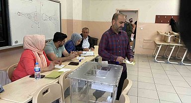 Küçükçekmece'de sabah okul önünde kuyruk oluşturan vatandaşlar oy kullanmaya başladı