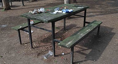 Kullandıkları masayı çöplerle bu halde bıraktılar