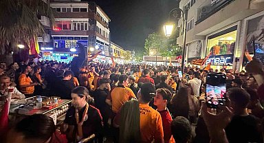 Kuşadası'nda Galatasaray'ın şampiyonluğu kutlandı
