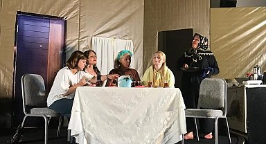 Kuşadası'ndaki tiyatro ilgi gördü