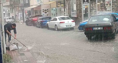 Kütahya'da şiddetli yağış hayatı felç etti: Ev ve iş yerleri sular altında kaldı