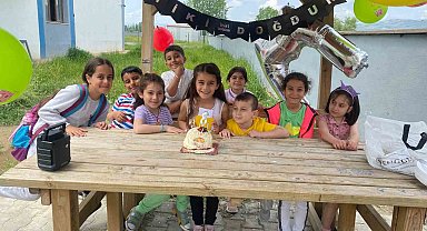 KYK yurdunda yaşayan depremzede çocuğa sürpriz doğum günü kutlaması