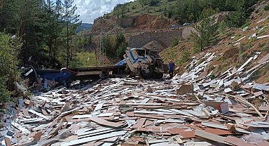 Laminant yüklü tır dereye yuvarlandı: 1 yaralı